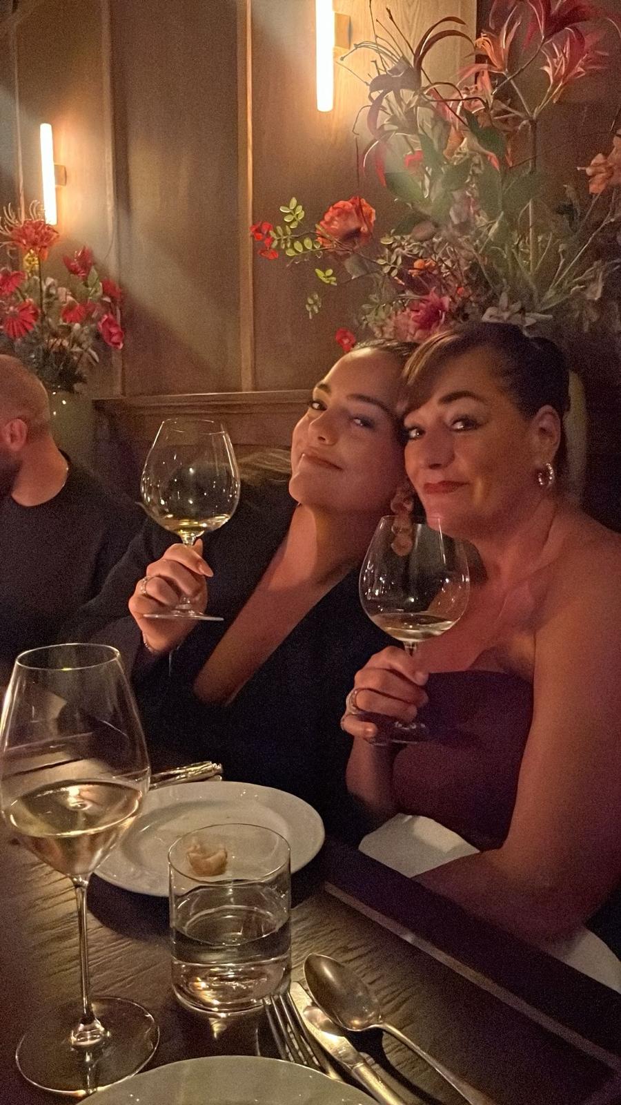 Een eigen wijnbar was een langgekoesterde wens van Thérèse Boer. Dochter Isabelle wordt het gezicht van Wijn Boer in Zwolle. 